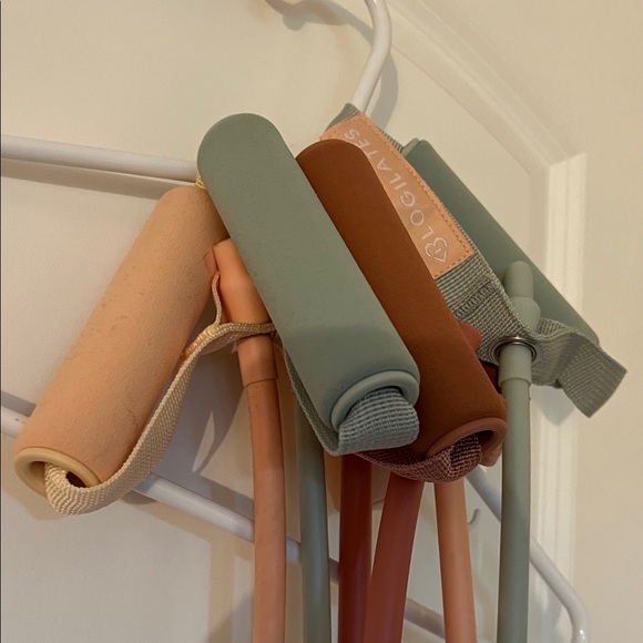 Blogilates Brand Set Resistance Bands in neutral cool tones - Picture 3 of 4
